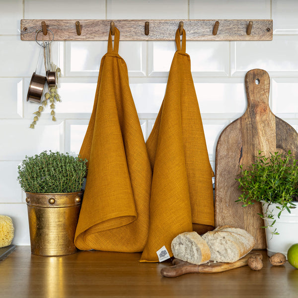 The amber yellow tea towels made of natural linen are durable, making them the ideal companions for your daily culinary adventures. Carefully and precisely crafted, our linen tea towels are not only practical but also add colour and sophistication to your kitchen.