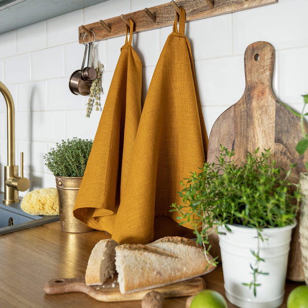 The amber yellow tea towels made of natural linen are durable, making them the ideal companions for your daily culinary adventures. Carefully and precisely crafted, our linen tea towels are not only practical but also add colour and sophistication to your kitchen.