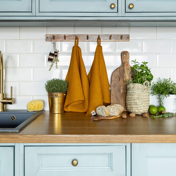 The amber yellow tea towels made of natural linen are durable, making them the ideal companions for your daily culinary adventures. Carefully and precisely crafted, our linen tea towels are not only practical but also add colour and sophistication to your kitchen.