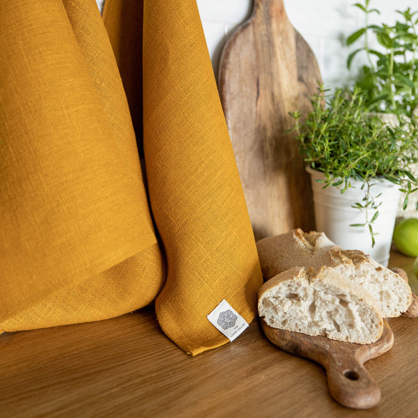 The amber yellow tea towels made of natural linen are durable, making them the ideal companions for your daily culinary adventures. Carefully and precisely crafted, our linen tea towels are not only practical but also add colour and sophistication to your kitchen.