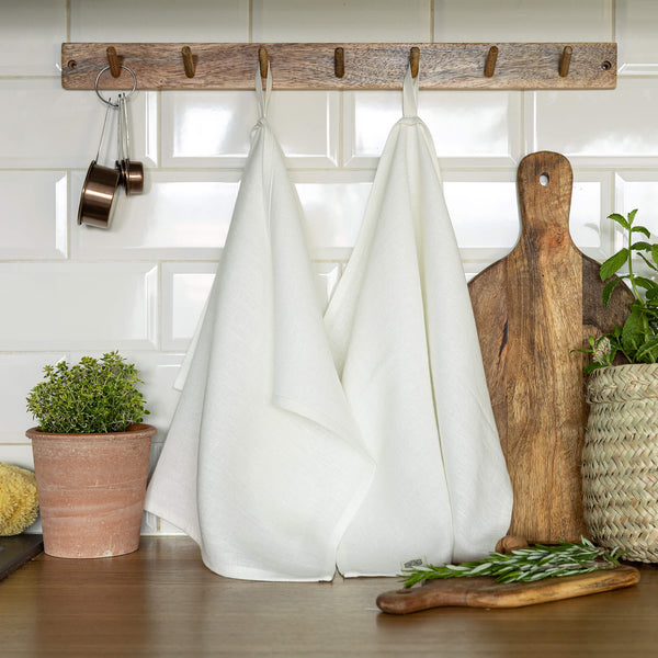 Antique white tea towels made of natural linen are durable, making them the ideal companions for your daily culinary adventures. Carefully crafted, our linen tea towels are not only practical but also add colour and sophistication to your kitchen.