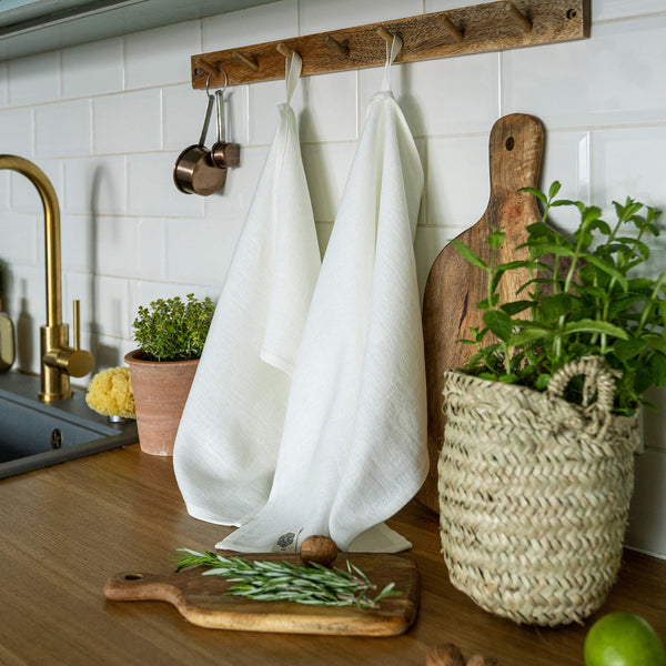 Antique white tea towels made of natural linen are durable, making them the ideal companions for your daily culinary adventures. Carefully crafted, our linen tea towels are not only practical but also add colour and sophistication to your kitchen.