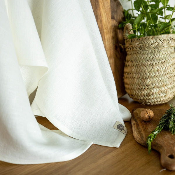 Antique white tea towels made of natural linen are durable, making them the ideal companions for your daily culinary adventures. Carefully crafted, our linen tea towels are not only practical but also add colour and sophistication to your kitchen.
