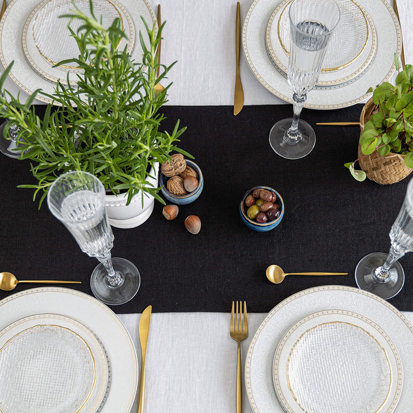 Give your table a touch of distinction and decoration with our amber yellow linen table runner. Use the table runner on its own or combine it with a linen tablecloth, placemats or napkins.