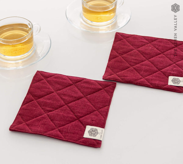 With our burgundy red linen placemat sets, you'll not only give your table or your daily tea time a distinctive charm, but also protect your table from bitterness and possible damage.