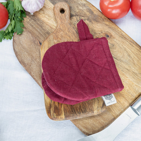 Crafted with a quilted exterior and heat-insulating padding on the inside, it provides reliable protection for your hand and forearm against heat while handling hot dishes and cookware.