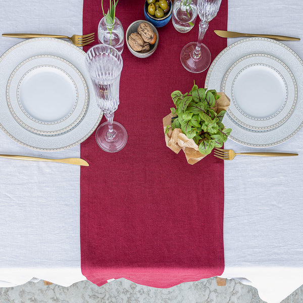 Give your table a touch of distinction and decoration with our amber yellow linen table runner. Use the table runner on its own or combine it with a linen tablecloth, placemats or napkins.