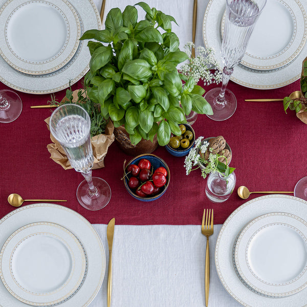 Give your table a touch of distinction and decoration with our amber yellow linen table runner. Use the table runner on its own or combine it with a linen tablecloth, placemats or napkins.