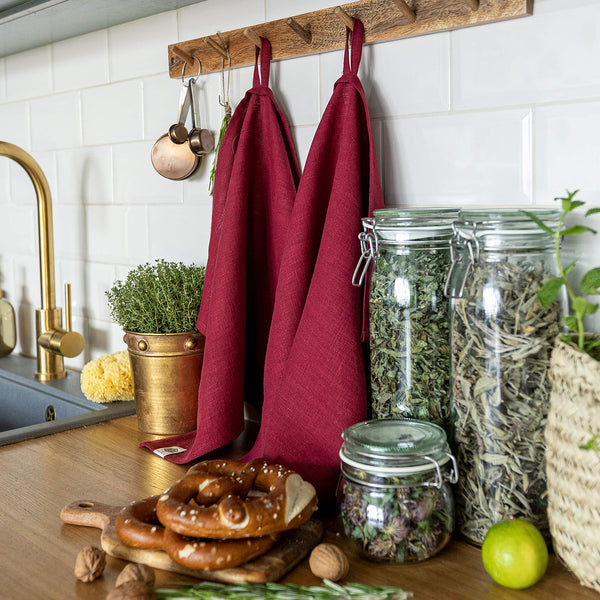 The burgundy red tea towels made of natural linen are durable, making them the ideal companions for your daily culinary adventures. Carefully crafted, our linen tea towels are not only practical but also add colour and sophistication to your kitchen.