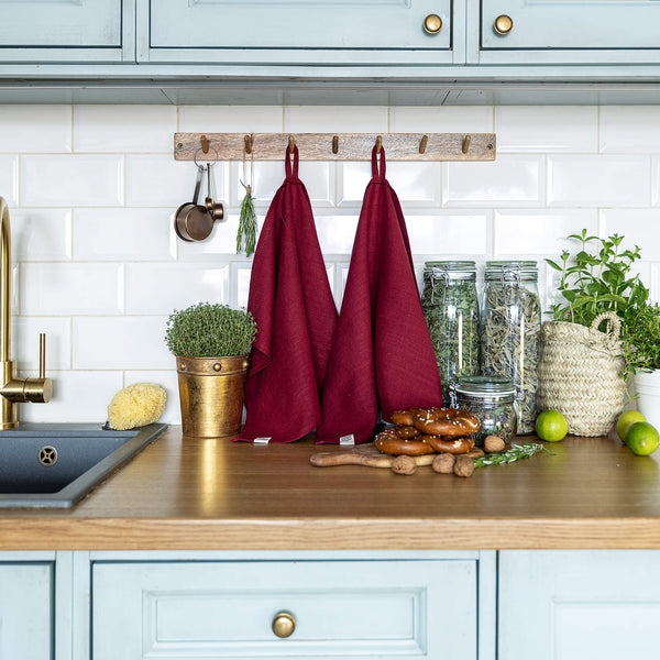 The burgundy red tea towels made of natural linen are durable, making them the ideal companions for your daily culinary adventures. Carefully crafted, our linen tea towels are not only practical but also add colour and sophistication to your kitchen.