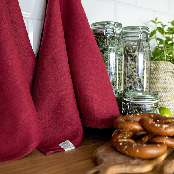 The burgundy red tea towels made of natural linen are durable, making them the ideal companions for your daily culinary adventures. Carefully crafted, our linen tea towels are not only practical but also add colour and sophistication to your kitchen.