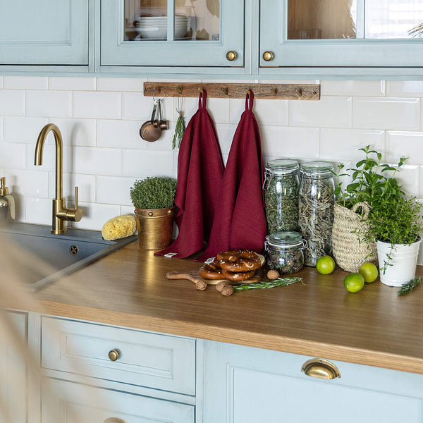 The burgundy red tea towels made of natural linen are durable, making them the ideal companions for your daily culinary adventures. Carefully crafted, our linen tea towels are not only practical but also add colour and sophistication to your kitchen.