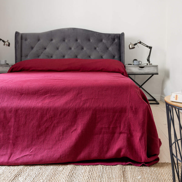 The burgundy red linen bedspread has been carefully designed to suit a wide range of interior styles and to blend perfectly in both classic and contemporary home spaces.