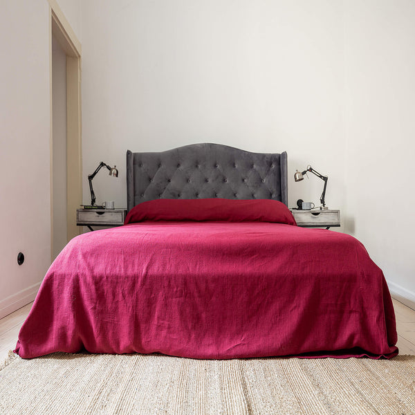 The burgundy red linen bedspread has been carefully designed to suit a wide range of interior styles and to blend perfectly in both classic and contemporary home spaces.