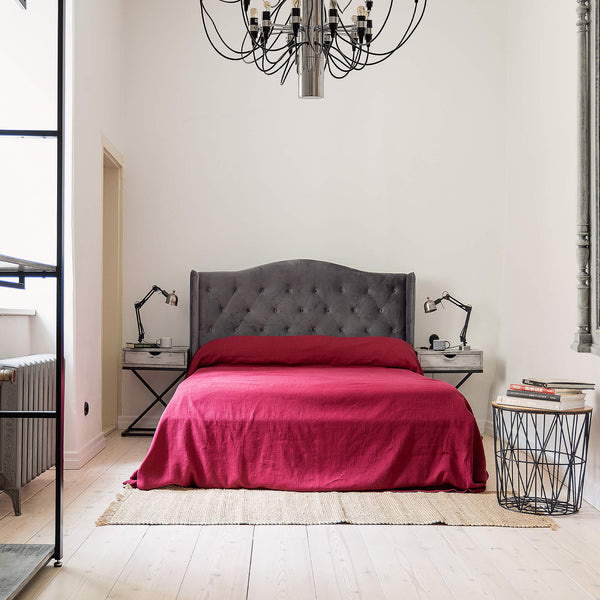 The burgundy red linen bedspread has been carefully designed to suit a wide range of interior styles and to blend perfectly in both classic and contemporary home spaces.