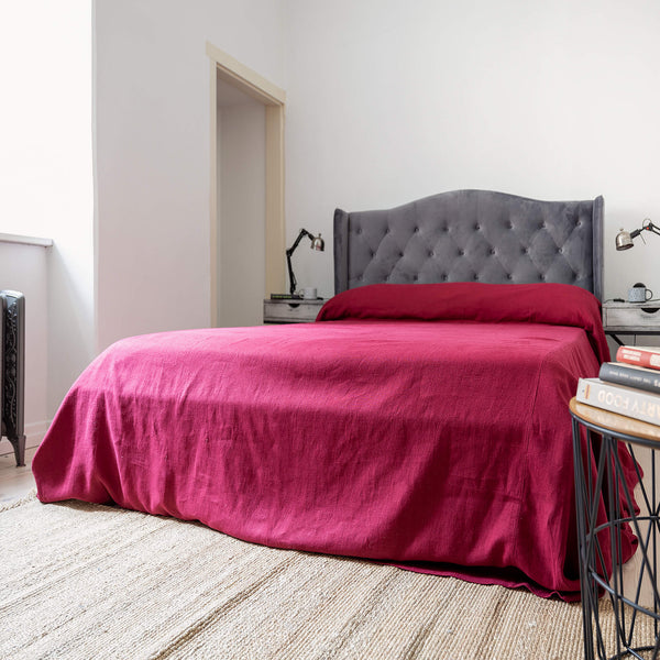 The burgundy red linen bedspread has been carefully designed to suit a wide range of interior styles and to blend perfectly in both classic and contemporary home spaces.