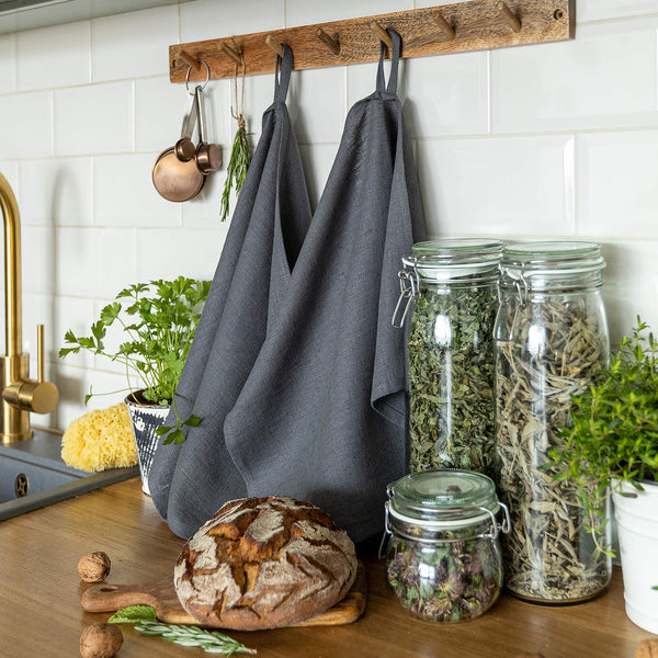 Charcoal grey tea towels made of natural linen are durable, making them the ideal companions for your daily culinary adventures. Carefully crafted, our linen tea towels are not only practical but also add colour and sophistication to your kitchen.
