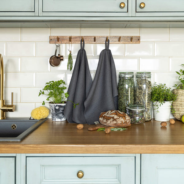 Charcoal grey tea towels made of natural linen are durable, making them the ideal companions for your daily culinary adventures. Carefully crafted, our linen tea towels are not only practical but also add colour and sophistication to your kitchen.