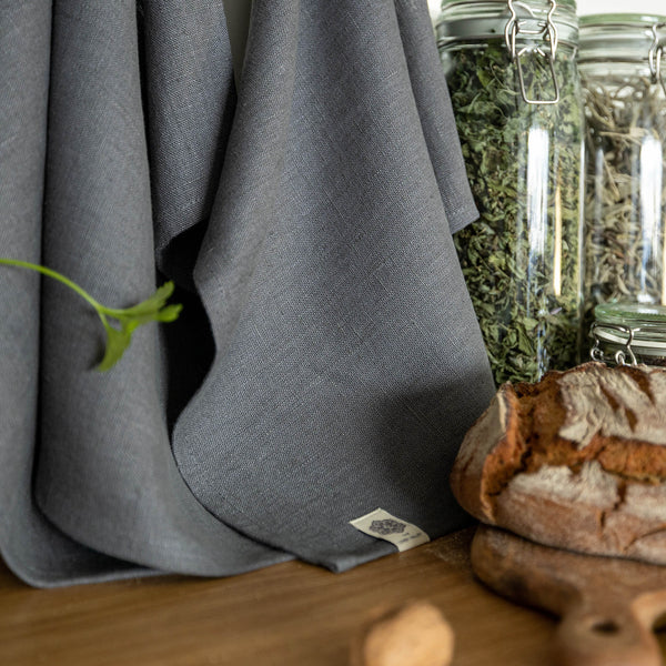 Charcoal grey tea towels made of natural linen are durable, making them the ideal companions for your daily culinary adventures. Carefully crafted, our linen tea towels are not only practical but also add colour and sophistication to your kitchen.