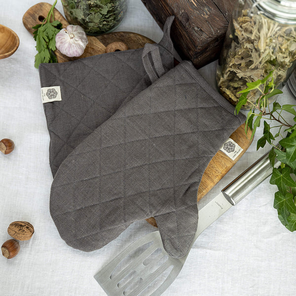 Crafted with care, these charcoal grey linen oven mitten sets are the perfect companions for your culinary adventures.