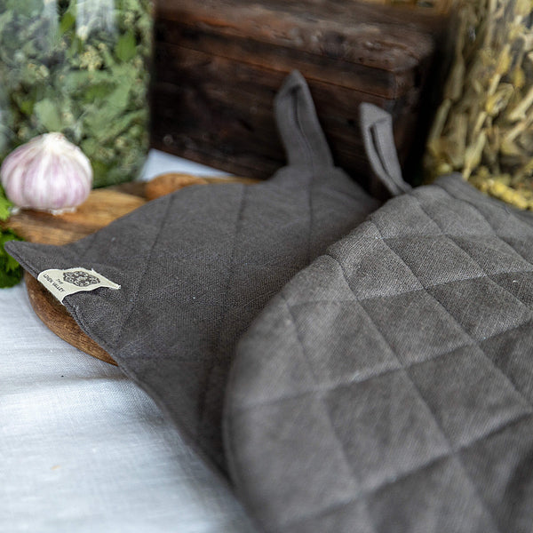 Crafted with care, these charcoal grey linen oven mitten sets are the perfect companions for your culinary adventures.