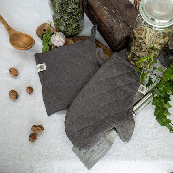 Crafted with care, these charcoal grey linen oven mitten sets are the perfect companions for your culinary adventures.