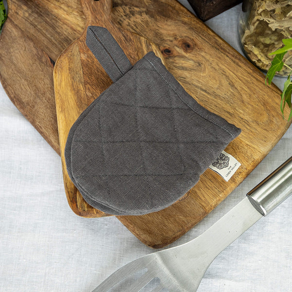 The linen oven mitt come in a variety of pastel and rich colours, which are a perfect match for our other home textiles.