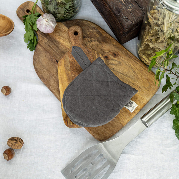 The linen oven mitt come in a variety of pastel and rich colours, which are a perfect match for our other home textiles.