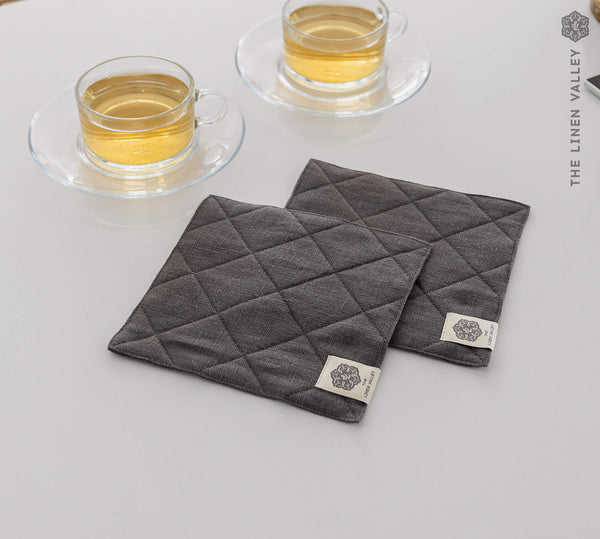 With our charcoal grey linen placemat sets, you'll not only give your table or your daily tea time a distinctive charm, but also protect your table from bitterness and possible damage.
