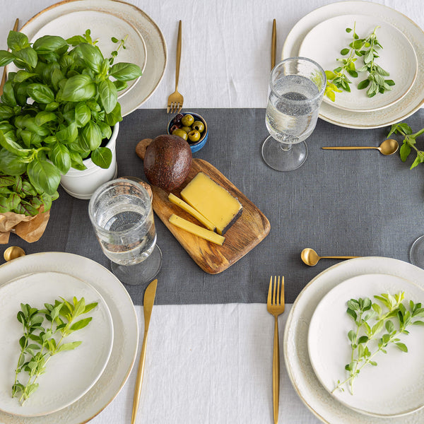 Give your table a touch of distinction and decoration with our amber yellow linen table runner. Use the table runner on its own or combine it with a linen tablecloth, placemats or napkins.