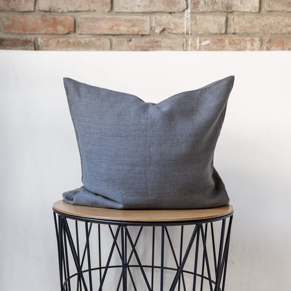 Charcoal grey pillows would fit interiors from minimalist to classic, from Scandinavian to country style. Mix and match the colours of the pillow shams and create a unique atmosphere at home.