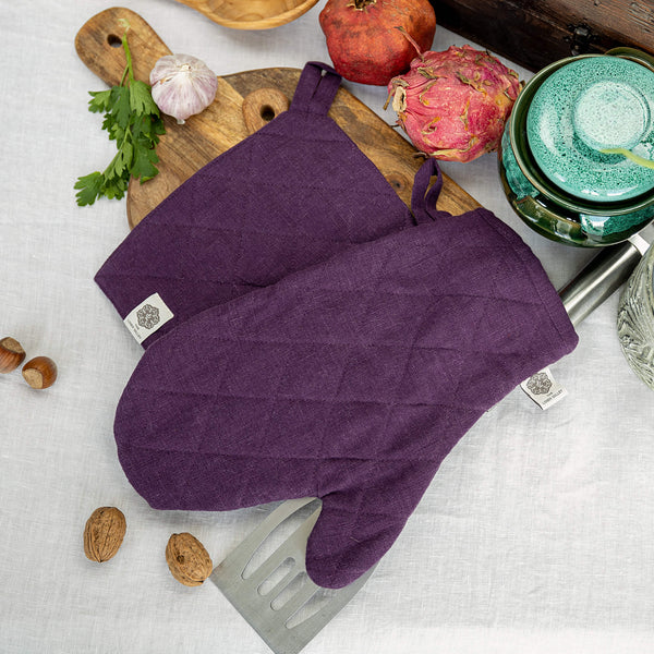 Crafted with care, these deep purple linen oven mitten sets are the perfect companions for your culinary adventures.