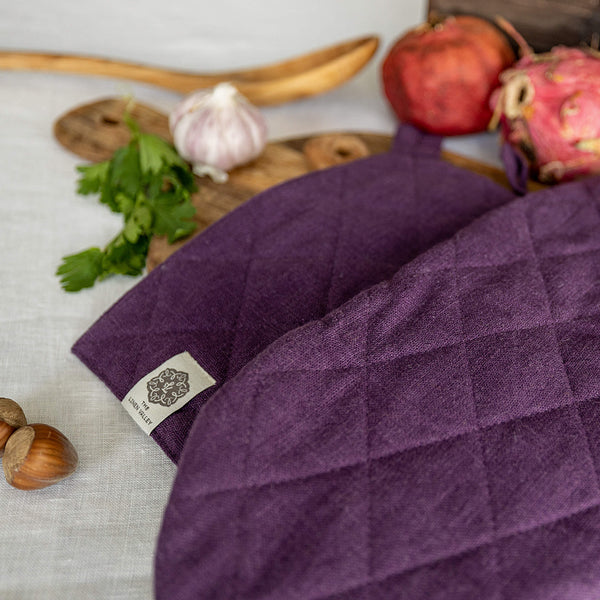 Crafted with care, these deep purple linen oven mitten sets are the perfect companions for your culinary adventures.