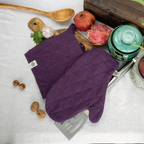 Crafted with care, these deep purple linen oven mitten sets are the perfect companions for your culinary adventures.