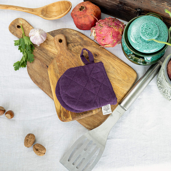 The linen oven mitt come in a variety of pastel and rich colours, which are a perfect match for our other home textiles.