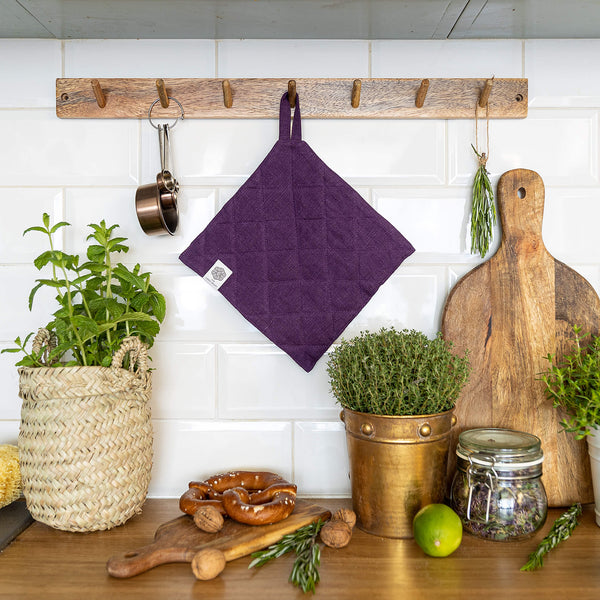 The linen pot holder come in a variety of pastel and rich colours, which are a perfect match for our other home textiles.