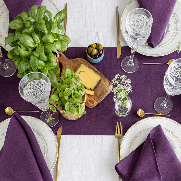 Give your table a touch of distinction and decoration with our deep purple linen table runner. Use the table runner on its own or combine it with a linen tablecloth, placemats or napkins.