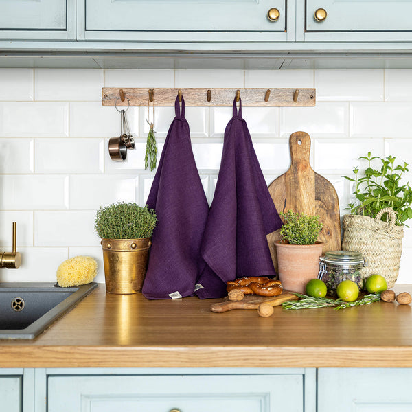 The deep purple tea towels made of natural linen are durable, making them the ideal companions for your daily culinary adventures. Carefully crafted, our linen tea towels are not only practical but also add colour and sophistication to your kitchen.