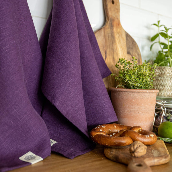 The deep purple tea towels made of natural linen are durable, making them the ideal companions for your daily culinary adventures. Carefully crafted, our linen tea towels are not only practical but also add colour and sophistication to your kitchen.