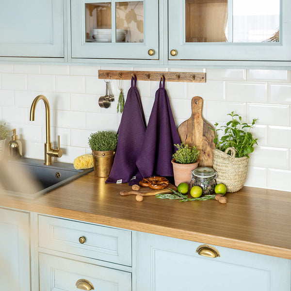The deep purple tea towels made of natural linen are durable, making them the ideal companions for your daily culinary adventures. Carefully crafted, our linen tea towels are not only practical but also add colour and sophistication to your kitchen.