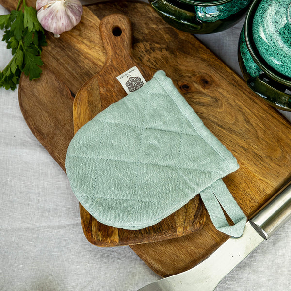 The linen oven mitt come in a variety of pastel and rich colours, which are a perfect match for our other home textiles.