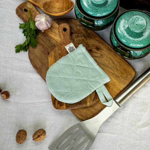 The linen oven mitt come in a variety of pastel and rich colours, which are a perfect match for our other home textiles.