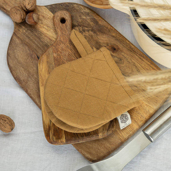 The linen oven mitt come in a variety of pastel and rich colours, which are a perfect match for our other home textiles.