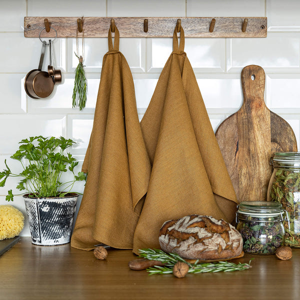 Dusty mustard tea towels made of natural linen are durable, making them the ideal companions for your daily culinary adventures. Carefully crafted, our linen tea towels are not only practical but also add colour and sophistication to your kitchen.