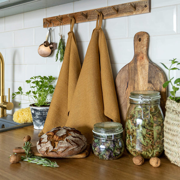 Dusty mustard tea towels made of natural linen are durable, making them the ideal companions for your daily culinary adventures. Carefully crafted, our linen tea towels are not only practical but also add colour and sophistication to your kitchen.