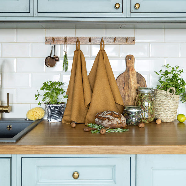 Dusty mustard tea towels made of natural linen are durable, making them the ideal companions for your daily culinary adventures. Carefully crafted, our linen tea towels are not only practical but also add colour and sophistication to your kitchen.