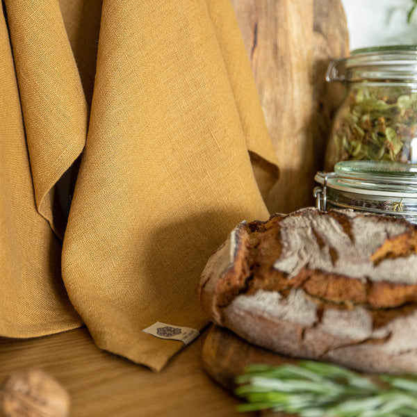 Dusty mustard tea towels made of natural linen are durable, making them the ideal companions for your daily culinary adventures. Carefully crafted, our linen tea towels are not only practical but also add colour and sophistication to your kitchen.