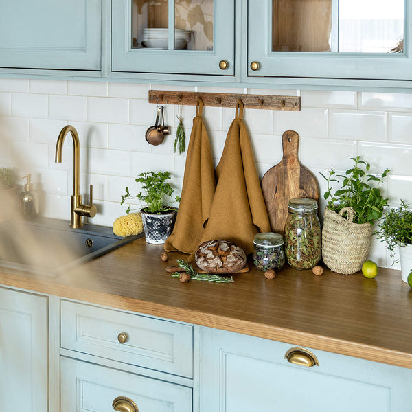 Dusty mustard tea towels made of natural linen are durable, making them the ideal companions for your daily culinary adventures. Carefully crafted, our linen tea towels are not only practical but also add colour and sophistication to your kitchen.