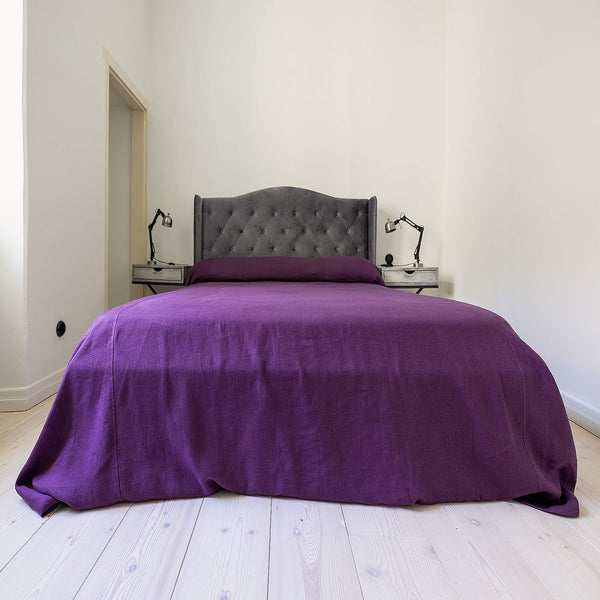 The deep purple linen bedspread has been carefully designed to suit a wide range of interior styles and to blend perfectly in both classic and contemporary home spaces.