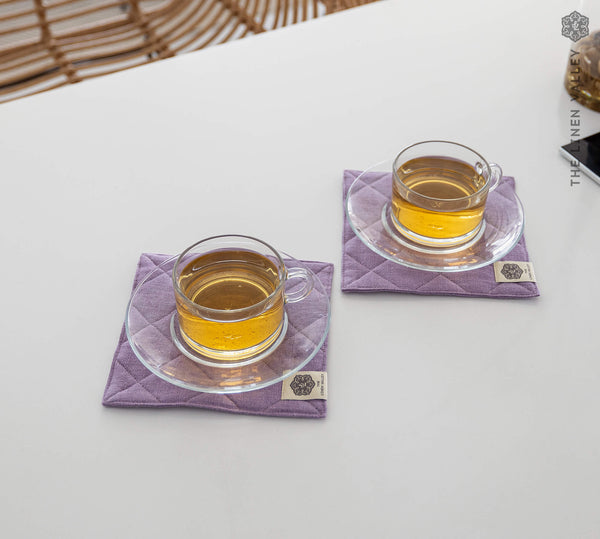 With our light lilac linen placemat sets, you'll not only give your table or your daily tea time a distinctive charm, but also protect your table from bitterness and possible damage.